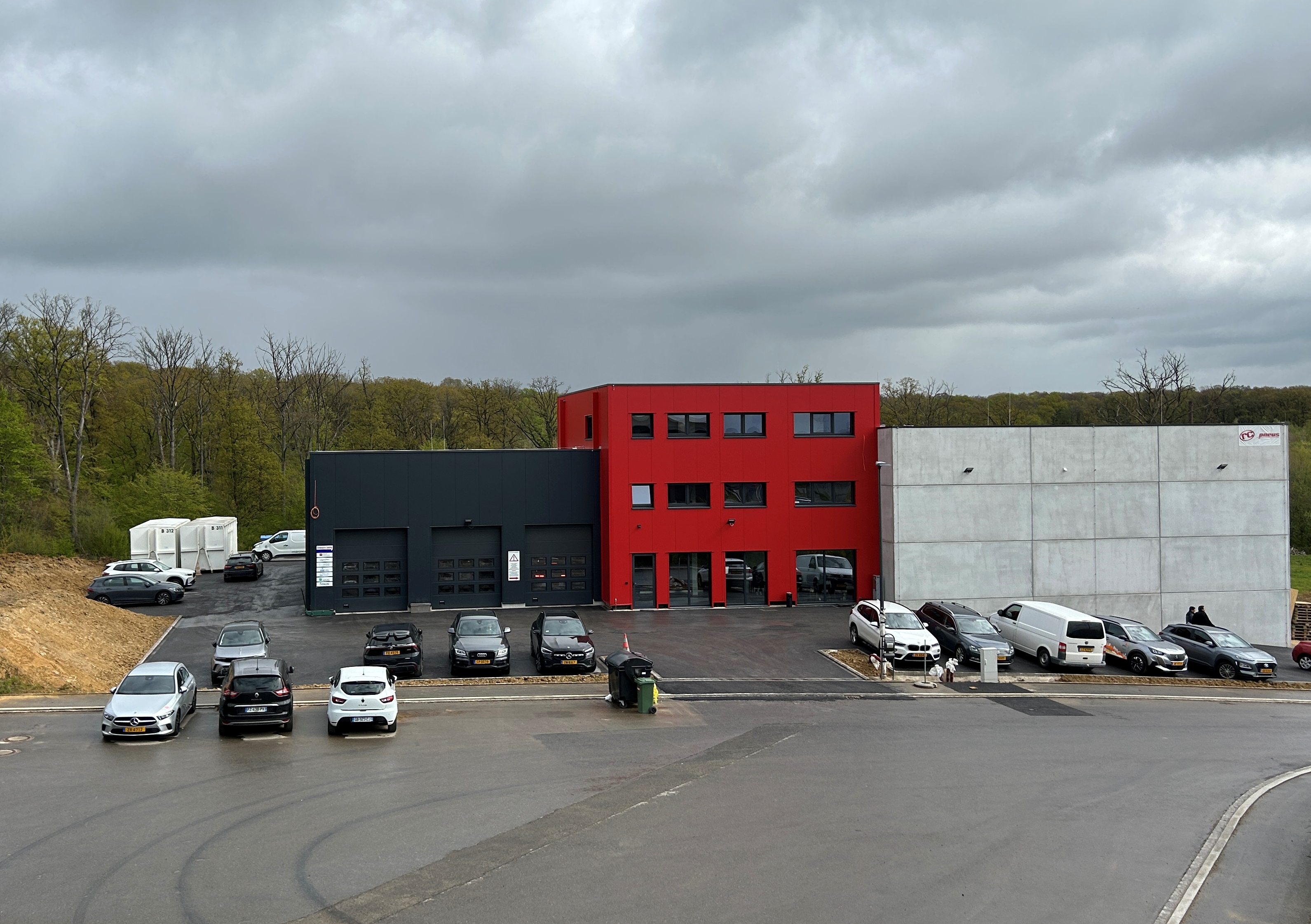 Nouveau hall de stockage et atelier de montage de pneus